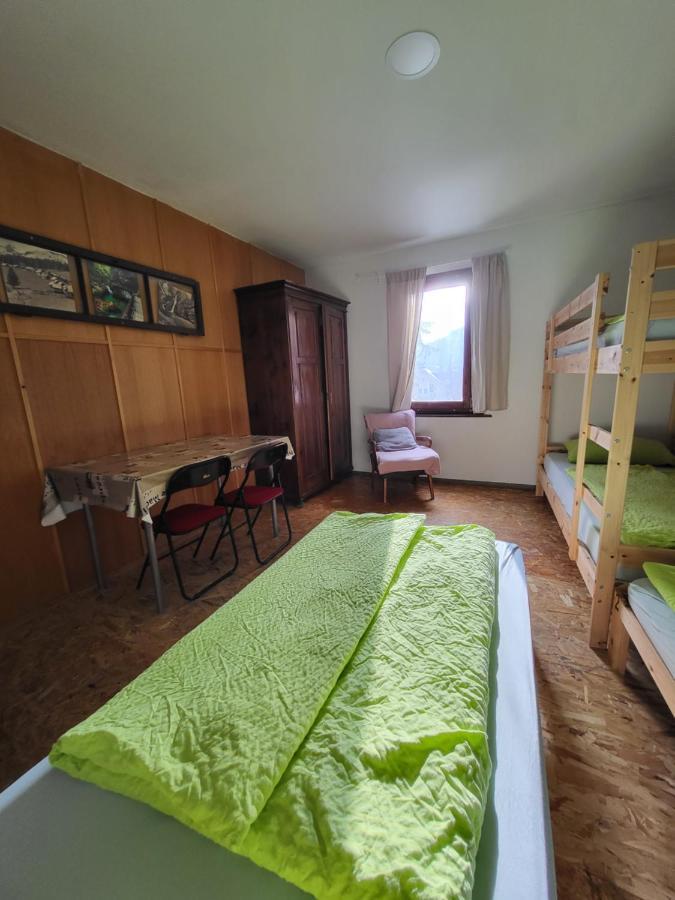 Bus Station Beds Hostel Блед Екстериор снимка
