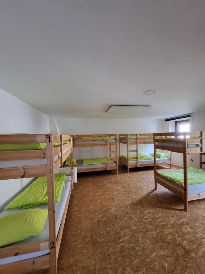 Bus Station Beds Hostel Блед Екстериор снимка