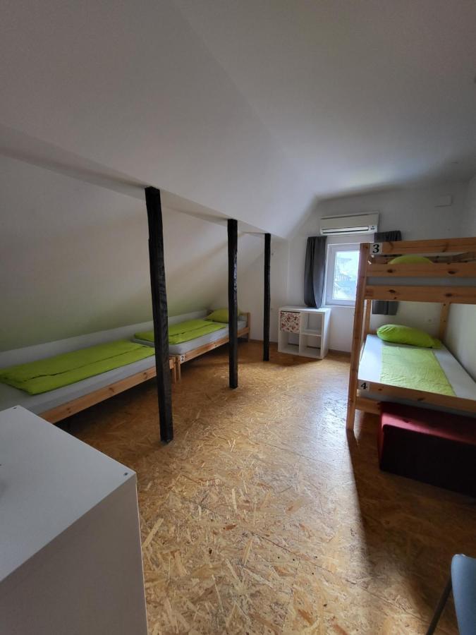 Bus Station Beds Hostel Блед Екстериор снимка