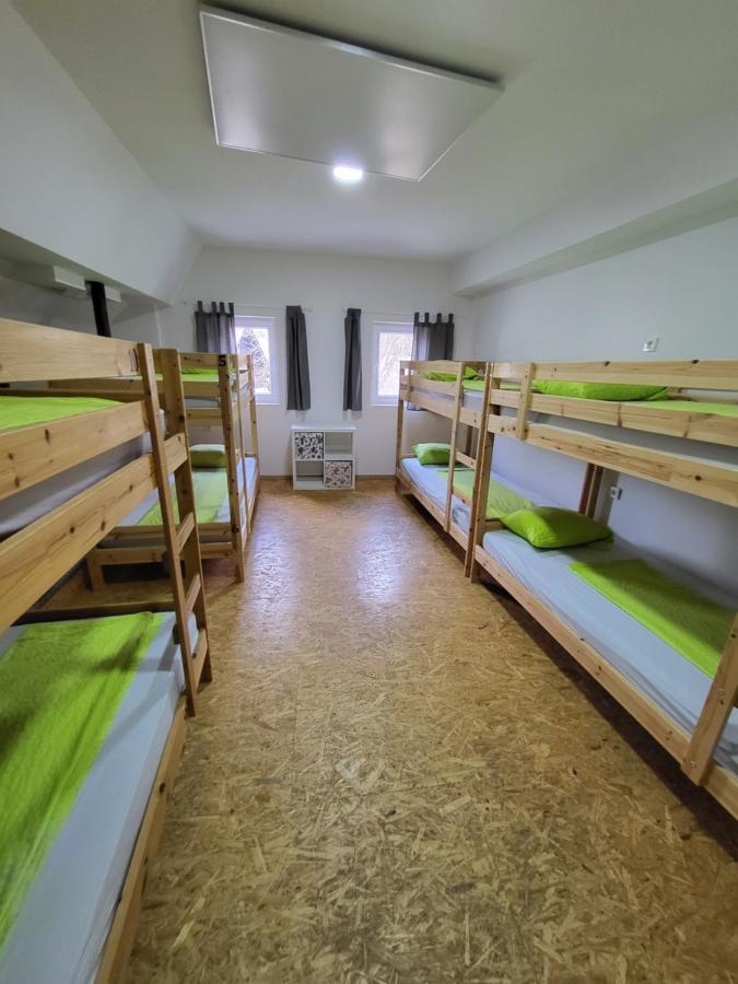 Bus Station Beds Hostel Блед Екстериор снимка