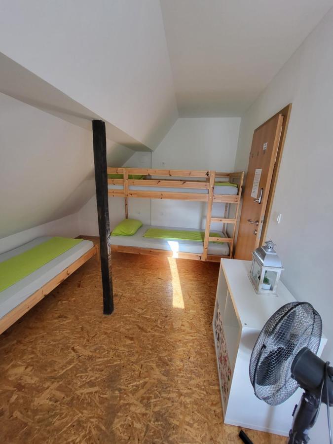 Bus Station Beds Hostel Блед Екстериор снимка