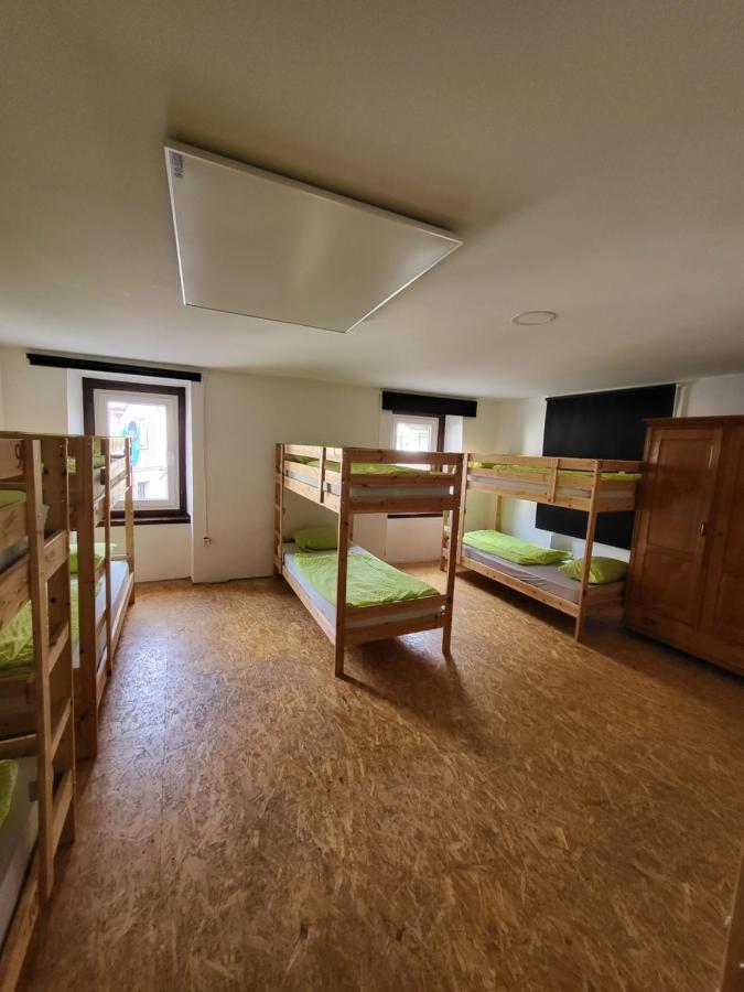 Bus Station Beds Hostel Блед Екстериор снимка