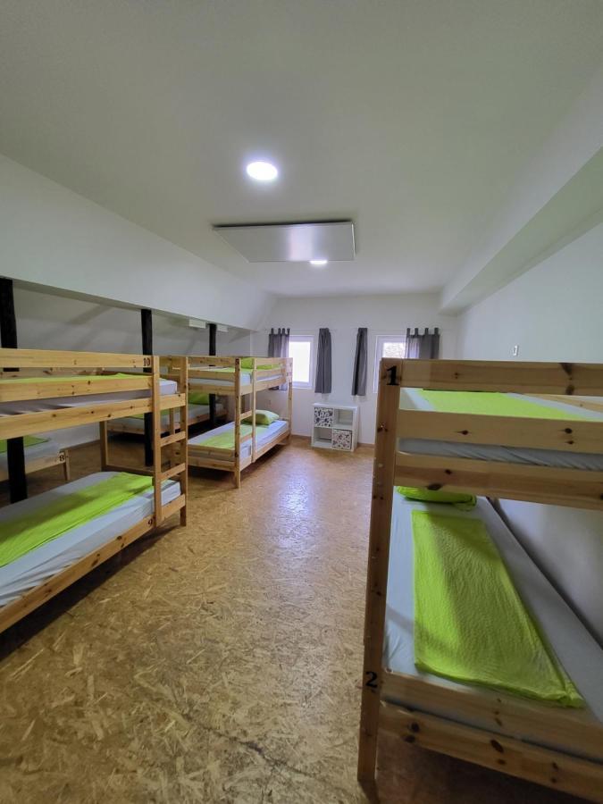 Bus Station Beds Hostel Блед Екстериор снимка