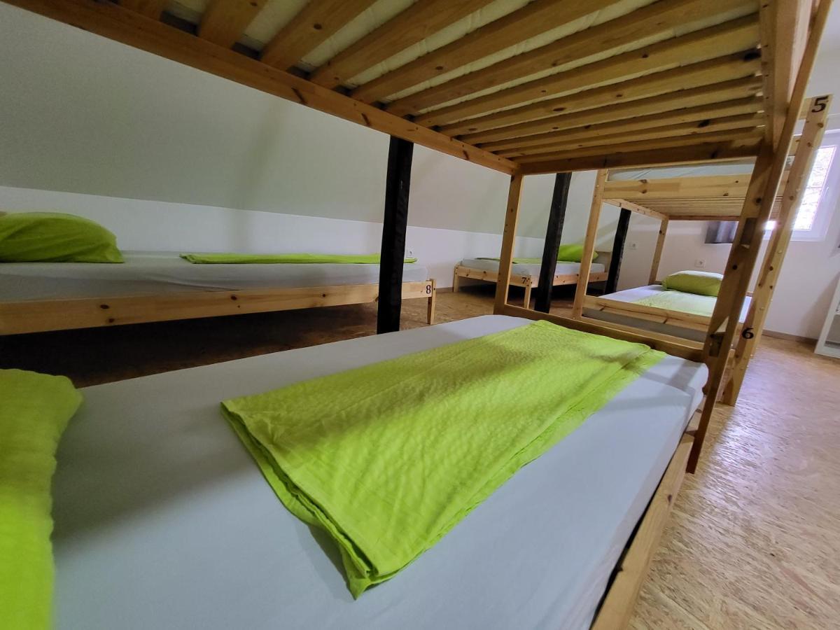 Bus Station Beds Hostel Блед Екстериор снимка