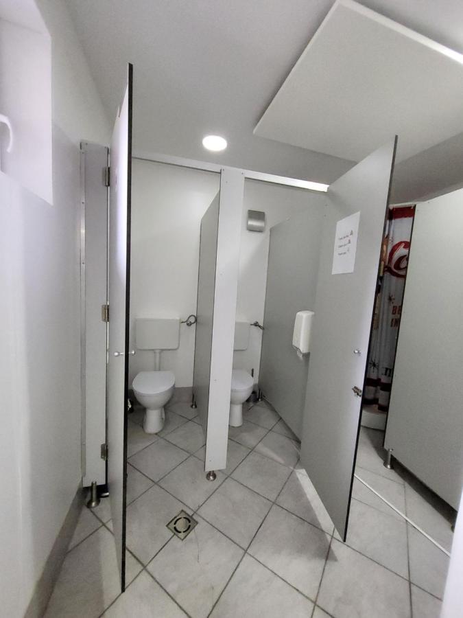 Bus Station Beds Hostel Блед Екстериор снимка