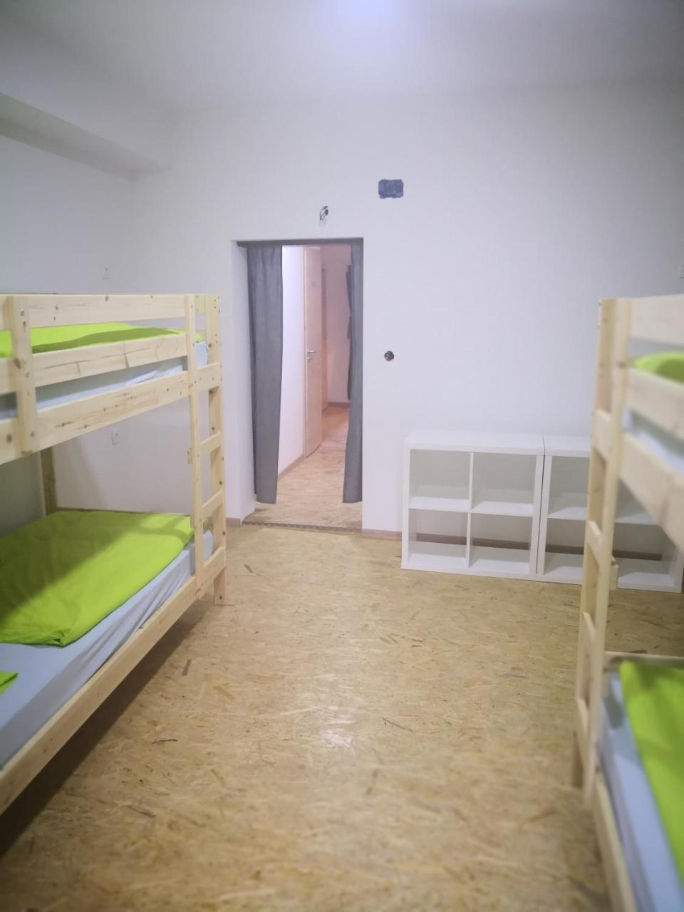 Bus Station Beds Hostel Блед Екстериор снимка