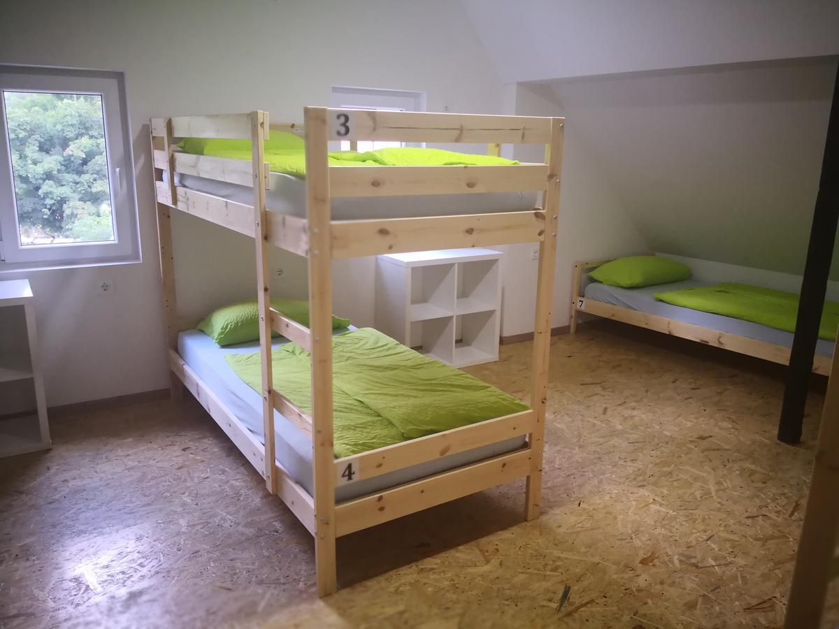 Bus Station Beds Hostel Блед Екстериор снимка