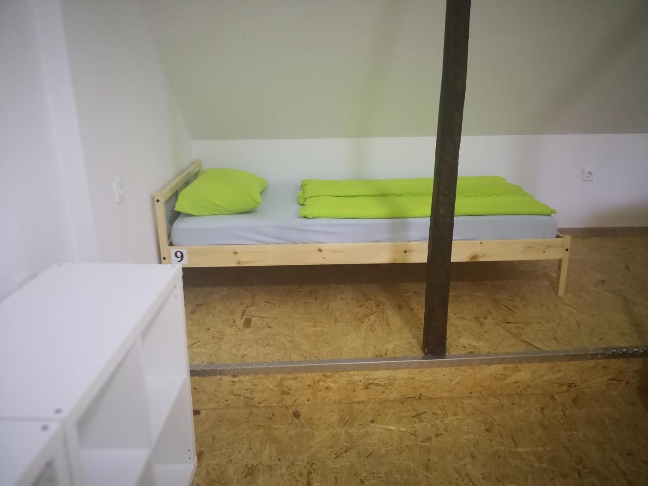 Bus Station Beds Hostel Блед Екстериор снимка