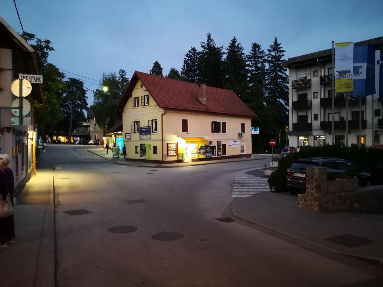 Bus Station Beds Hostel Блед Екстериор снимка