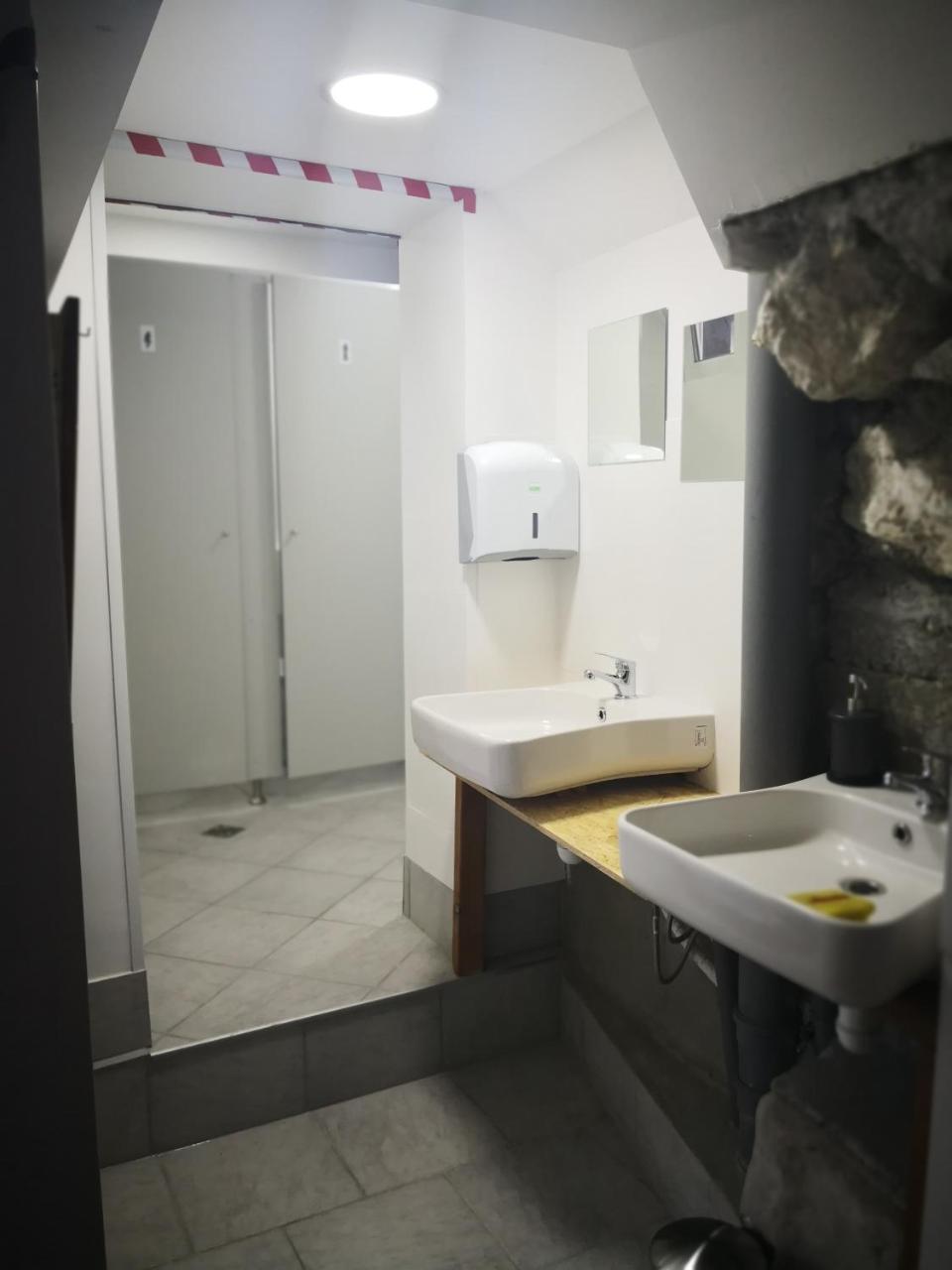 Bus Station Beds Hostel Блед Екстериор снимка