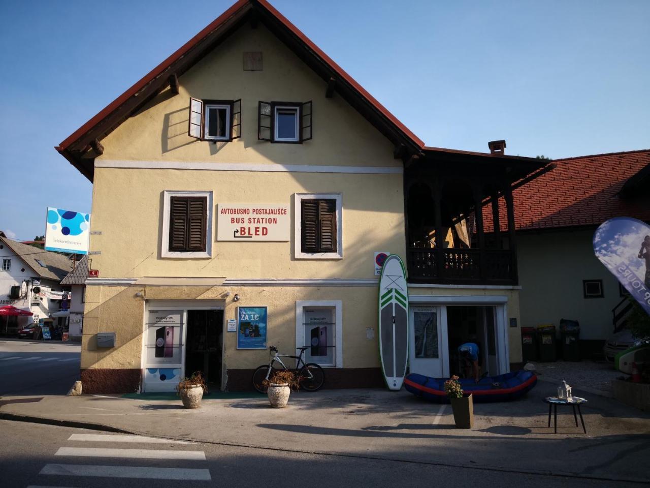 Bus Station Beds Hostel Блед Екстериор снимка