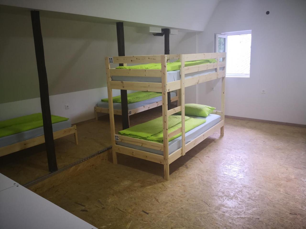 Bus Station Beds Hostel Блед Екстериор снимка
