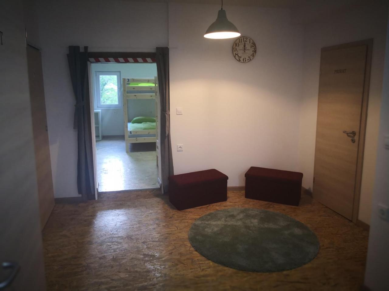 Bus Station Beds Hostel Блед Екстериор снимка